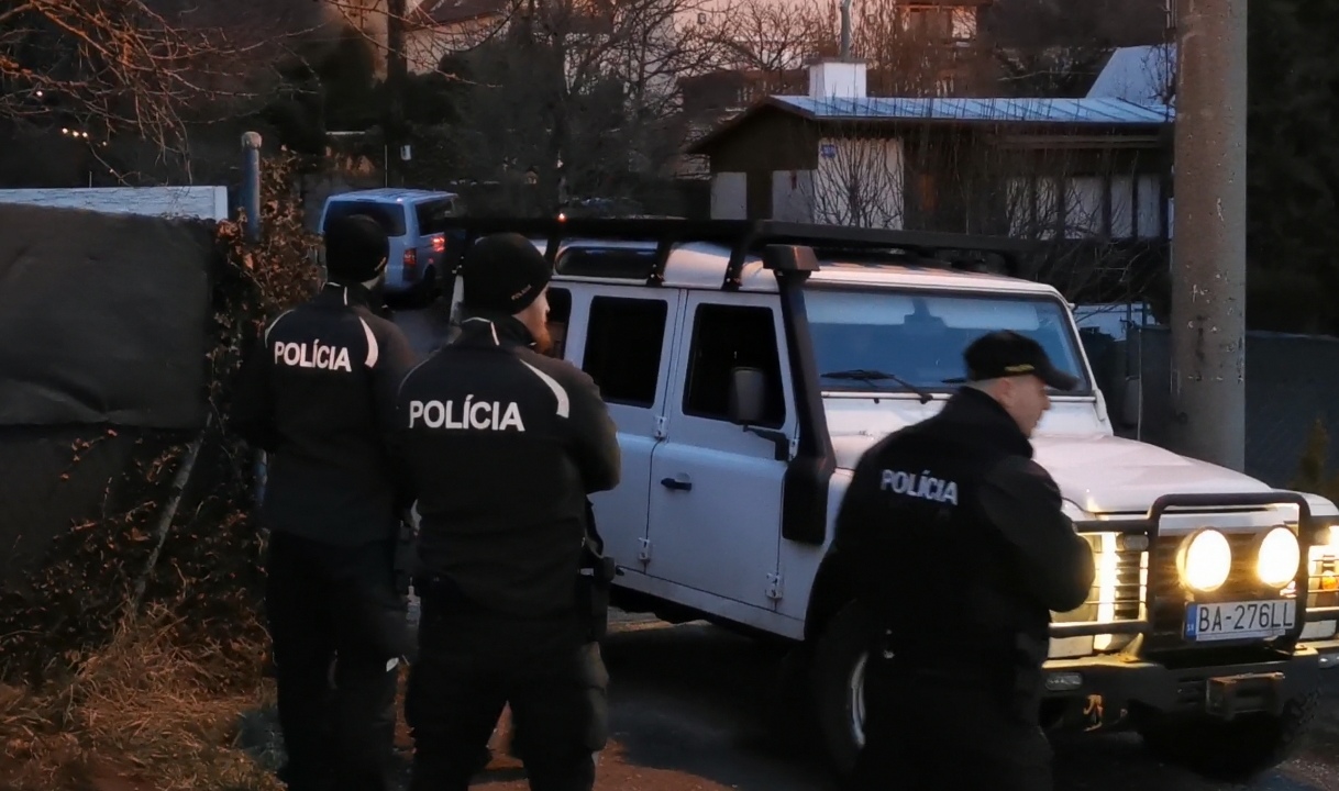 Pre bratislavského kriminalistu Romana Fačkovca si prišlo zásahové komando.