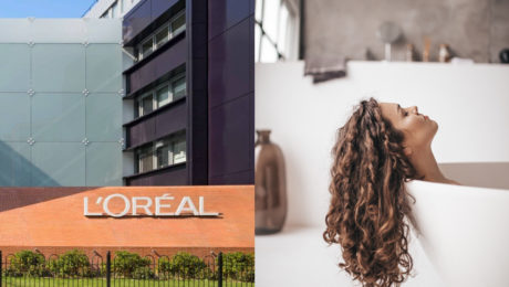 Firma L'Oréal čelí obvineniam. Žena s kučeravými vlasmi používa prípravky na vyrovnanie vlasov