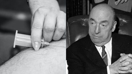 Injekcia, striekačka, aplikovaná do ľudského tela. Lekár podáva injekciu. Legendárny básnik Pablo Neruda sedí v Paríži