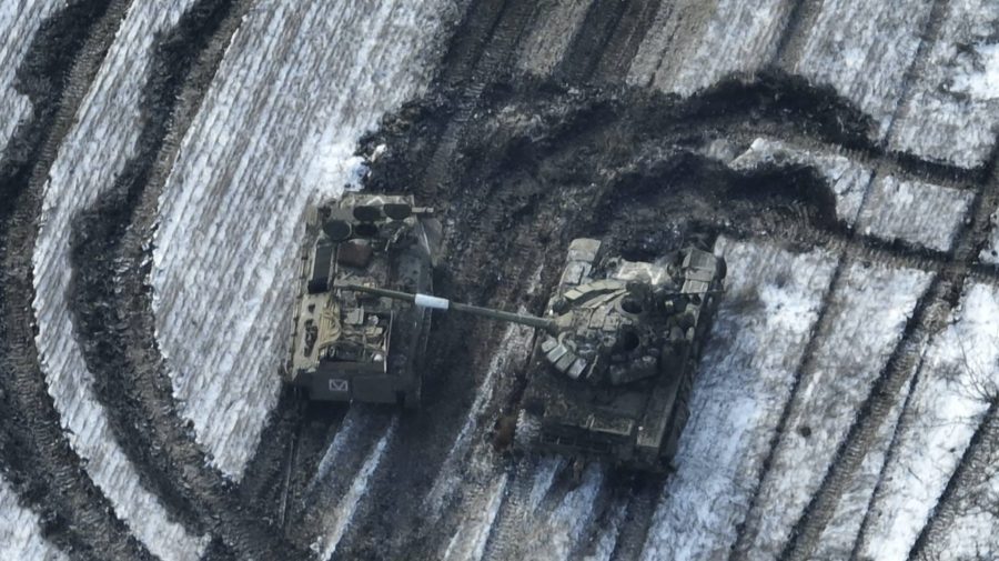 WA 44 Vuhledar - Na snímke ukrajinskej armády z februára 2023 poškodené ruské tanky sú na poli po útoku v malom baníckom meste Vuhledar v Doneckej oblasti na východe Ukrajiny.