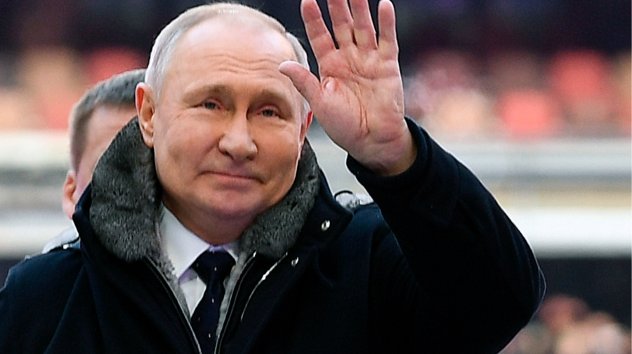 Vladimir Putin kýva