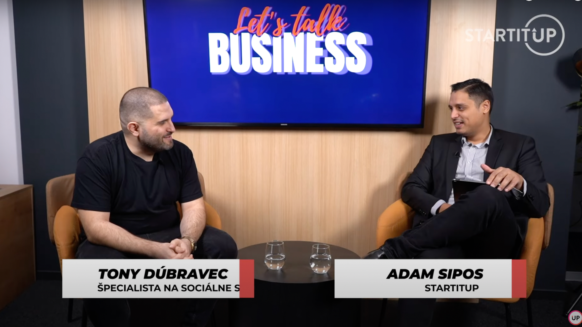 Špecialista, odborník na sociálne siete sedí v štúdiu Startitup. Spovedá ho moderátor Adam Šipoš v relácii Let's Talk Business