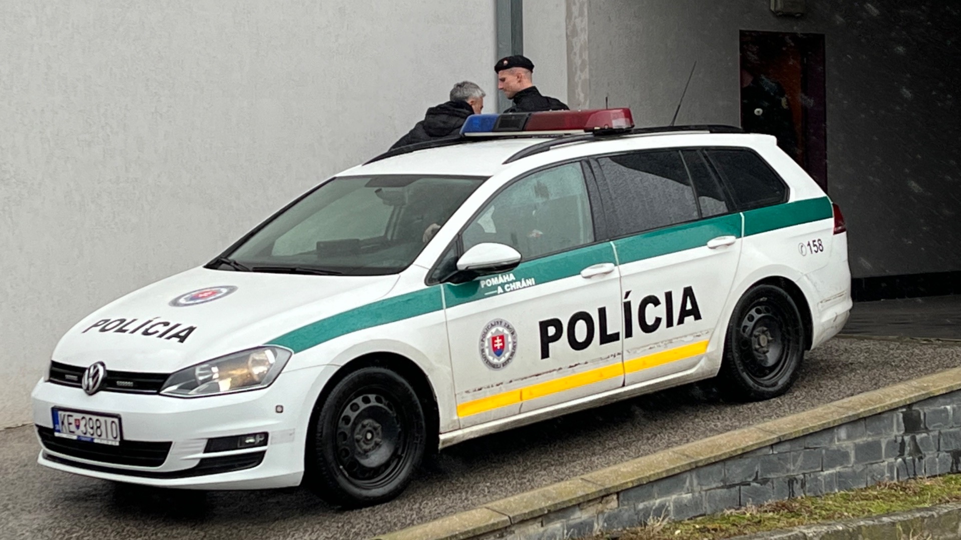 Košického župana Rastislava Trnku priviezla policajná eskorta v putách na súd.