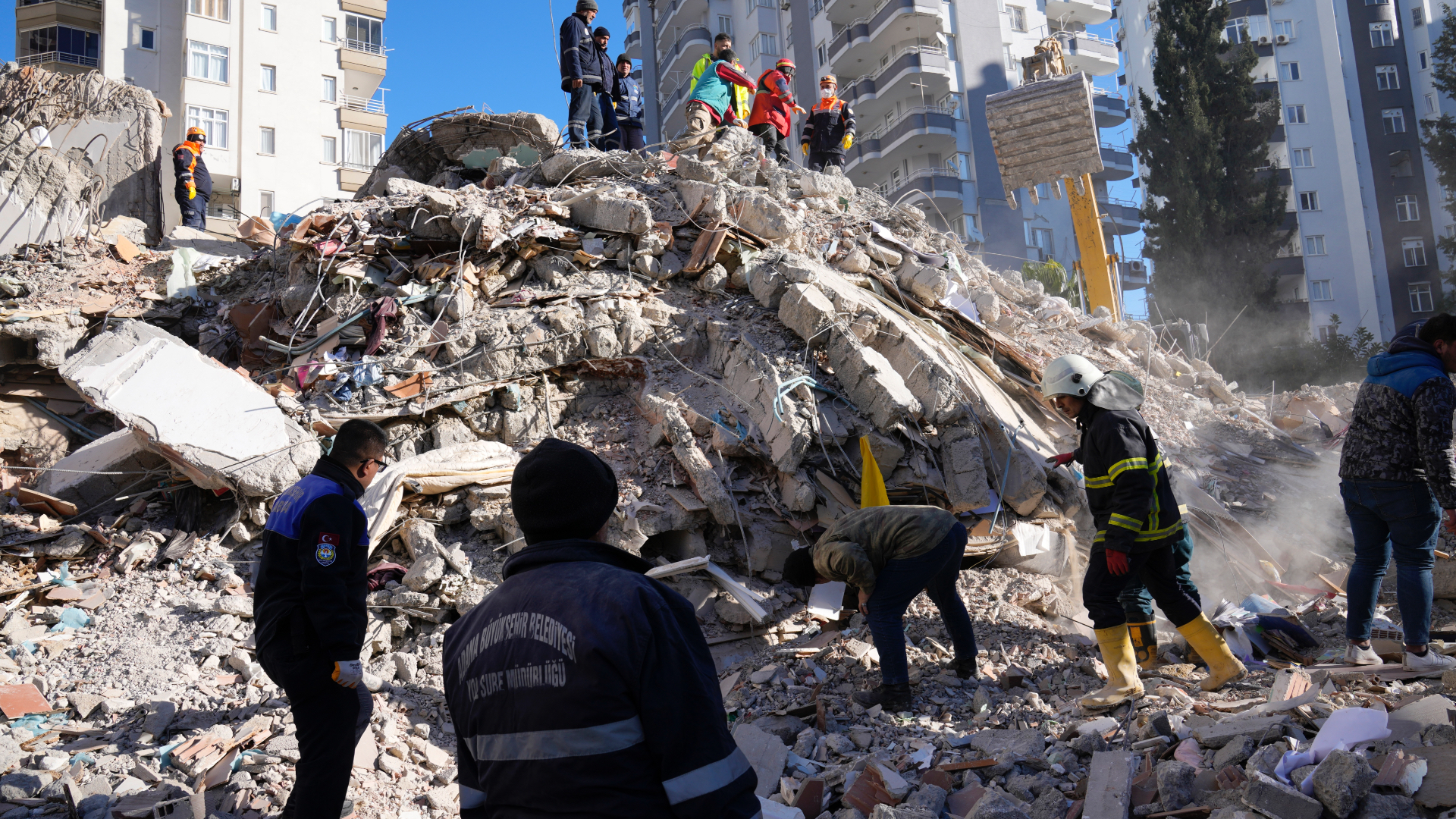 Pohotovostné tímy pátrajú po ľuďoch v troskách zničenej budovy v Adane na juhu Turecka