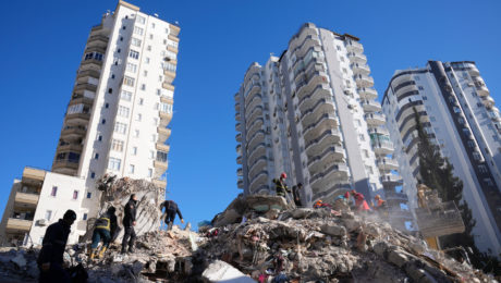 Zemetrasenie v Turecku spôsobilo obrovské škody. Obetí a zranených sú tisíce.