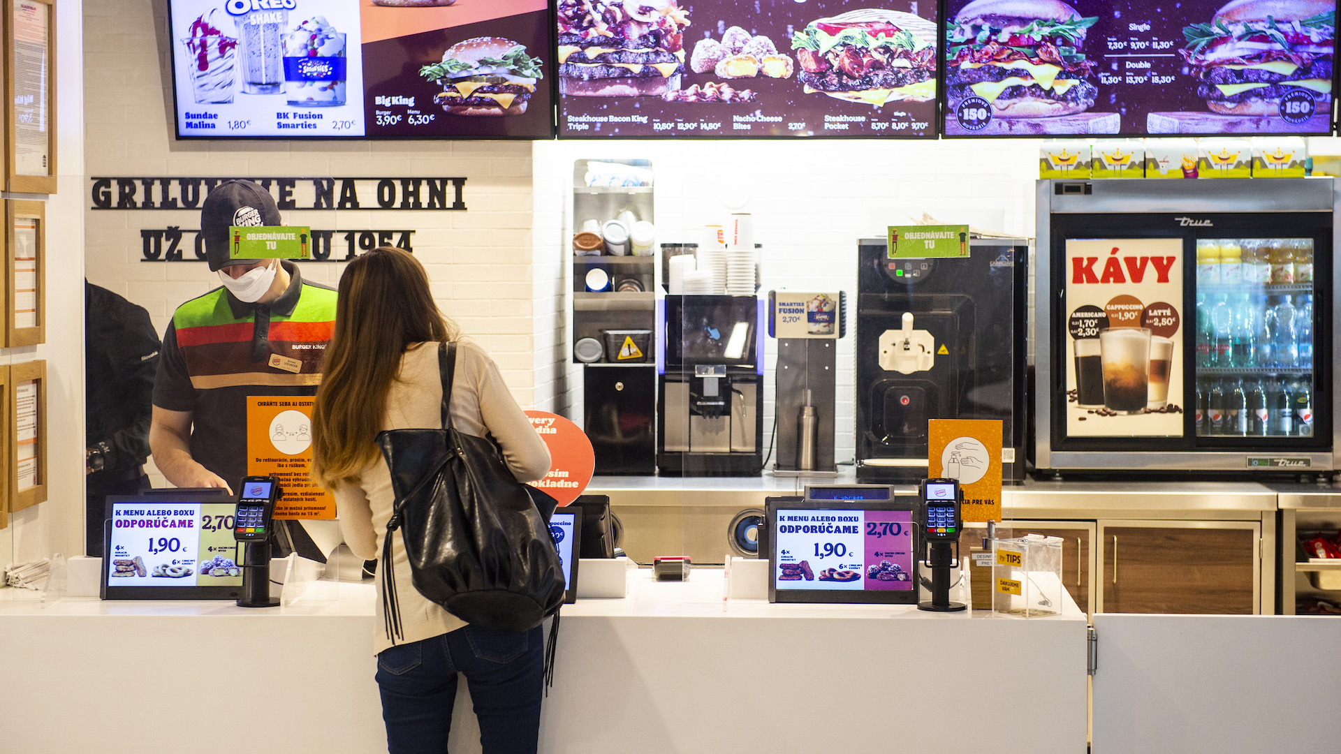 prevádzka rýchleho občerstvenia v nákupnom centre, burgery, reštaurácia, gastro, foodcourt