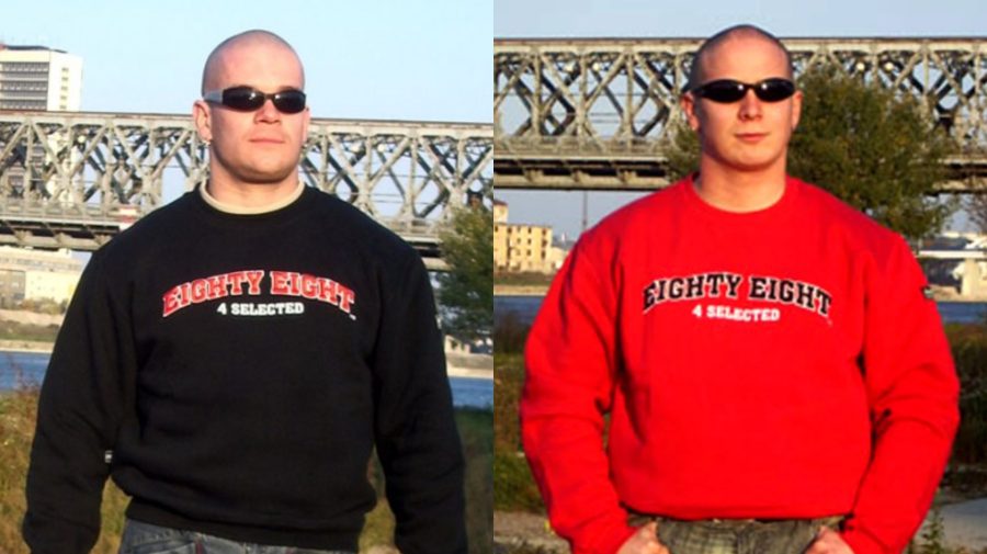 Muži, ktorých zadržala NAKA sa fotili na mieste vraždy Daniela Tupého. V červenom Matej Bulik a Marián Molnár v tričkách Eighty Eight.