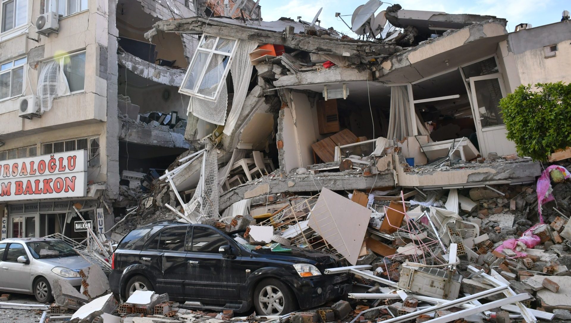 Zemetrasenie v Turecku spôsobilo obrovské škody nielen na majetku, ale hlavne na tisíckach životov