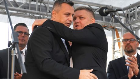 Robert Fico a Andrej Danko v objatí
