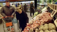 zákazníci nakupujú v supermarkete zeleninu