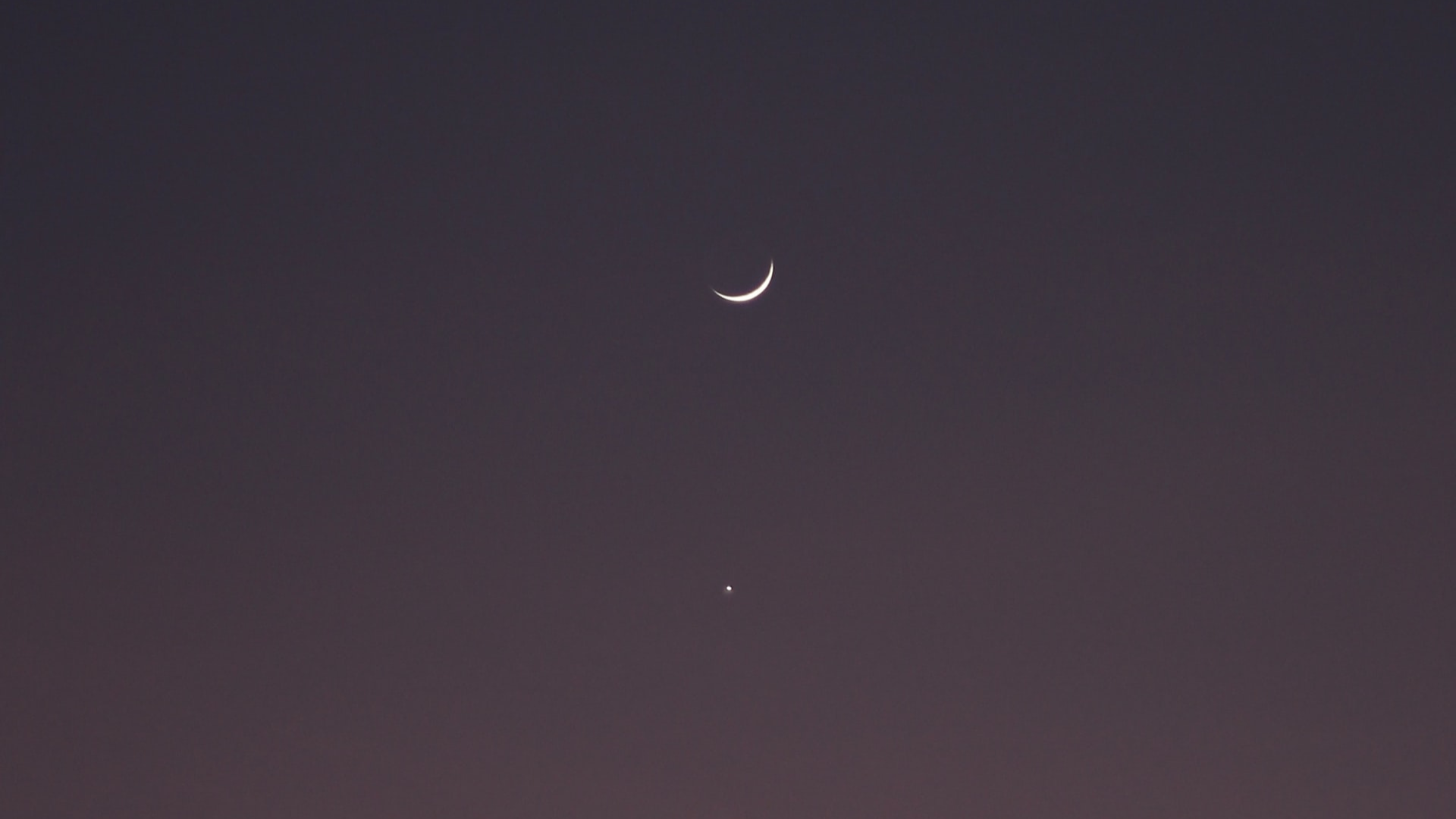 Na oblohe svieti Mesiac a Venuša