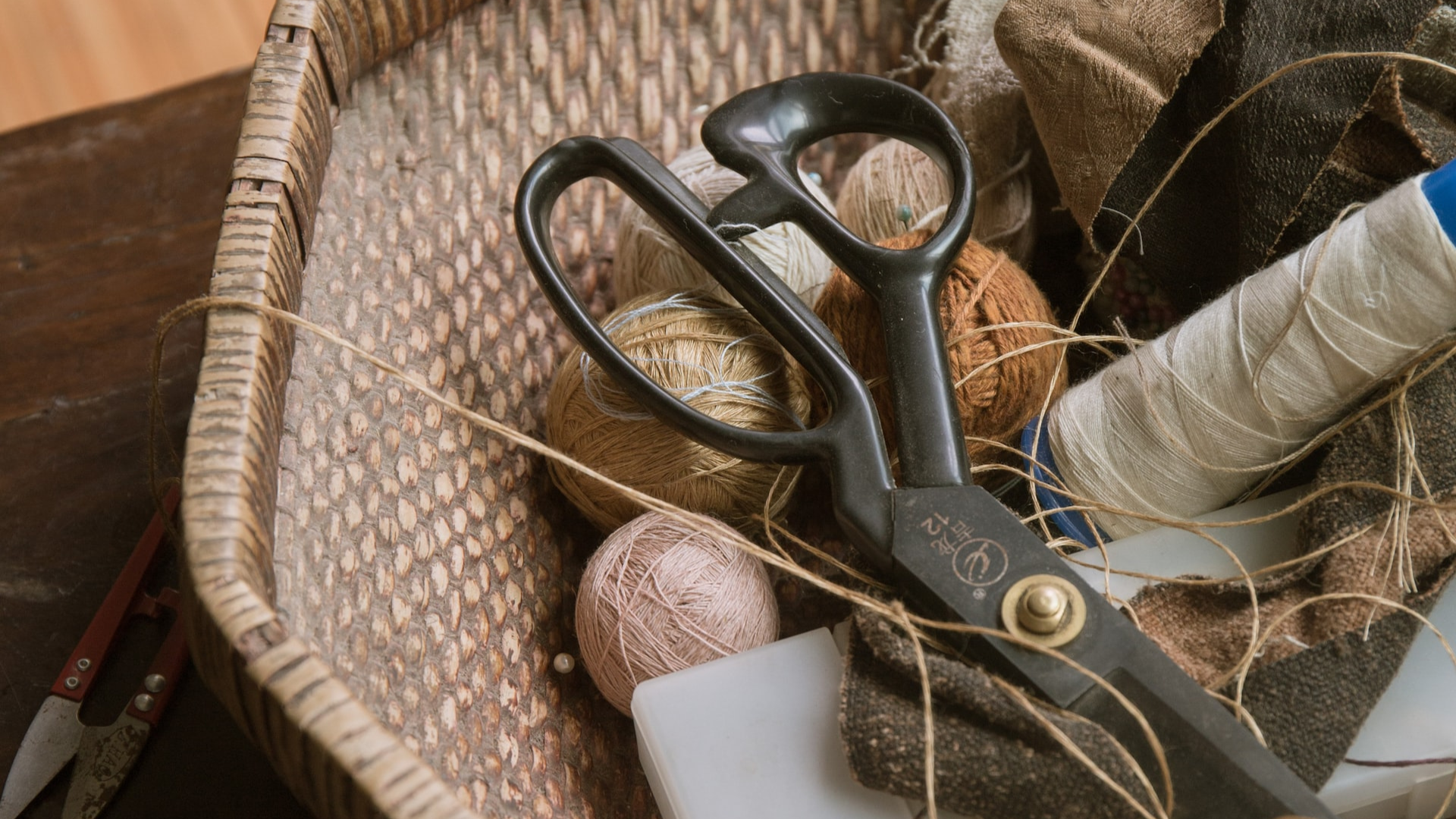 Nožnice a nite v košíku