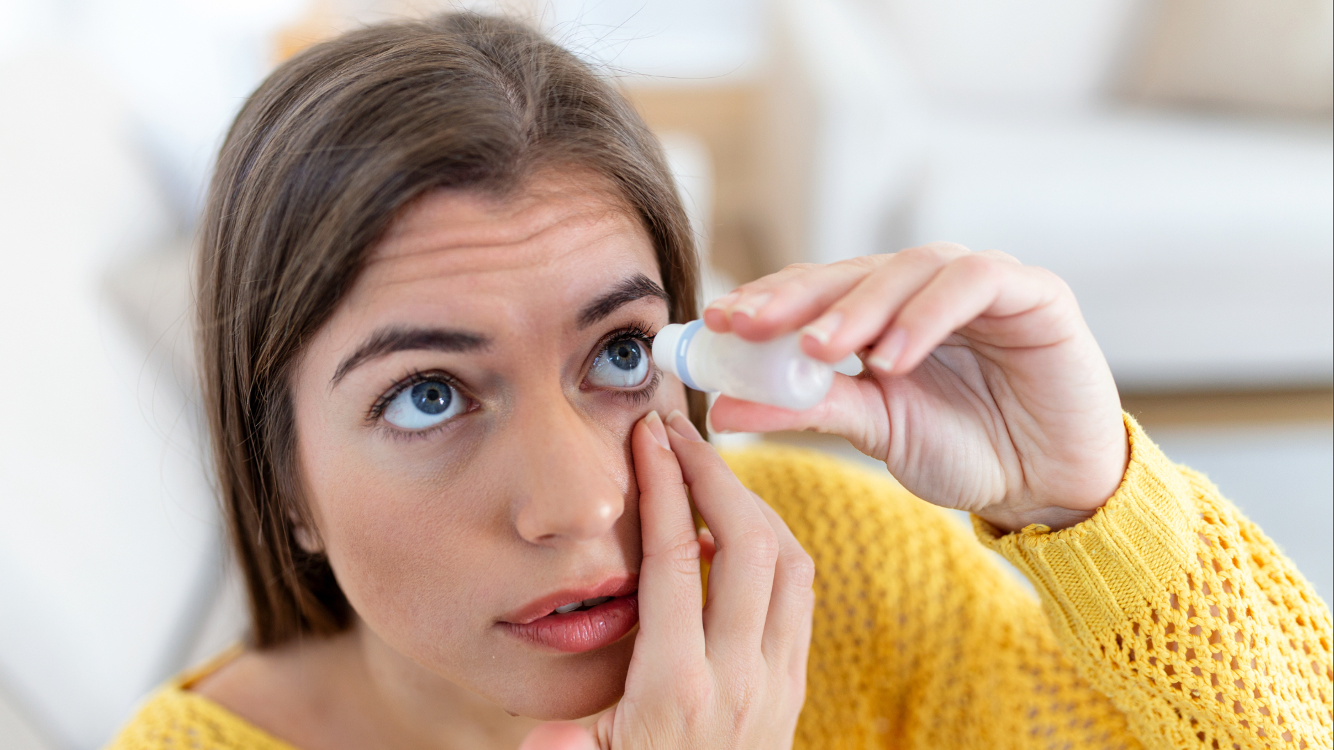 žena si kvapká do očí