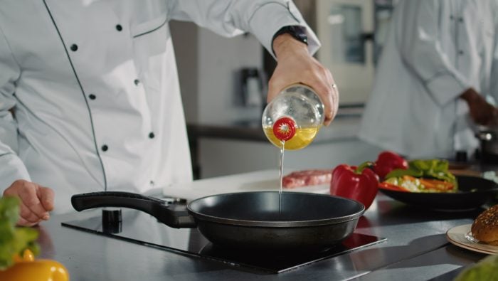 Onkológovia varujú pred chybou, ktorú robíme v kuchyni všetci. Bežné kuchynské prípravy môžu meniť tvoje jedlo na riziko