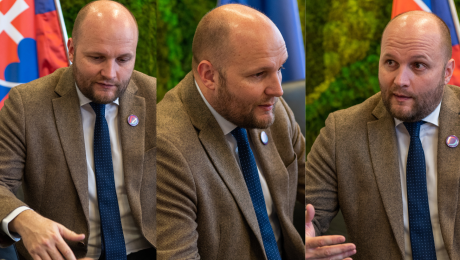 Jaroslav Naď gestikuluje