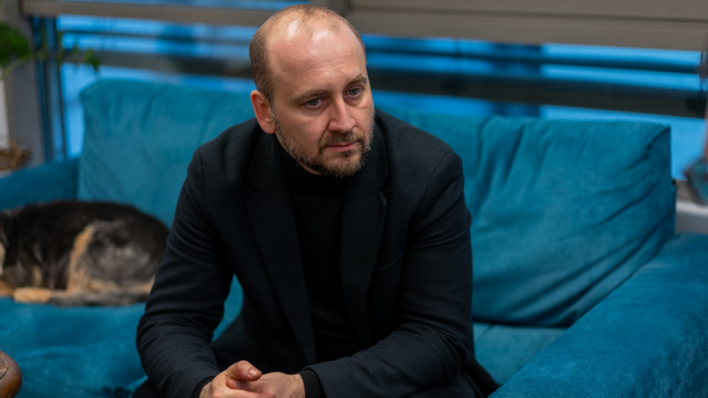 Róbert Slovák gestikuluje