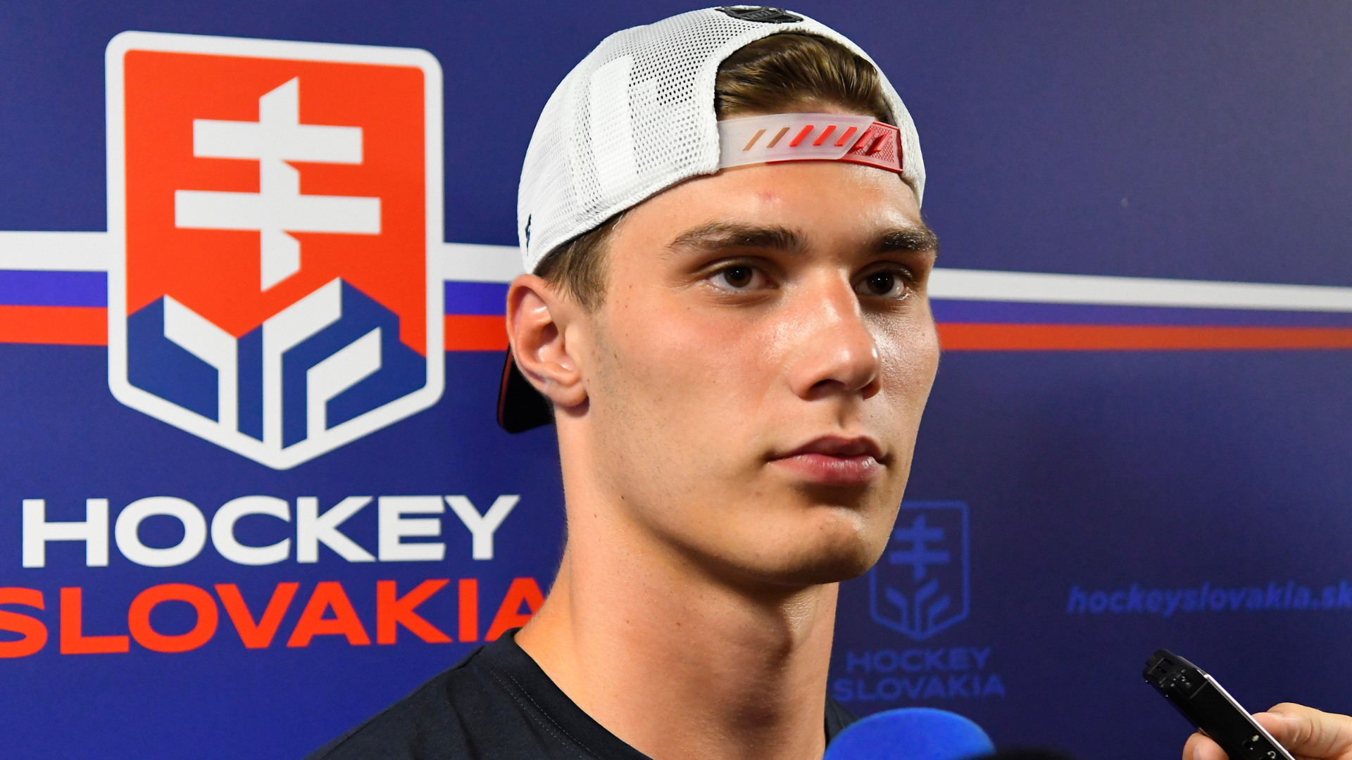 Juraj Slafkovský v čapici