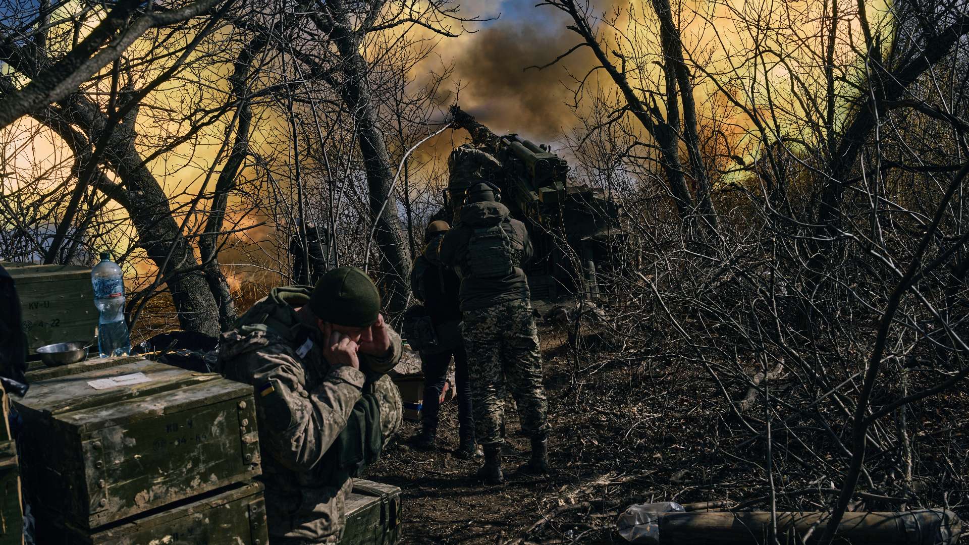 Ukrajinskí vojaci bojujú v prvej línii. Bojovník si zapcháva uši