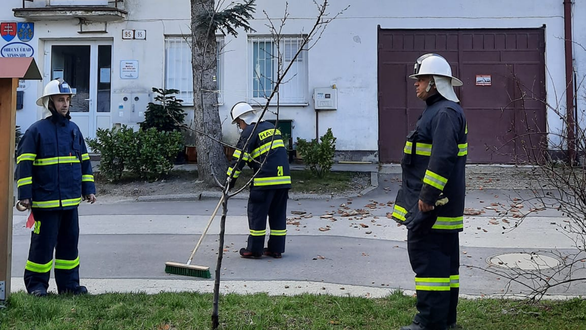 V obci Vinosady vietor poškodil strechu obecného úradu.