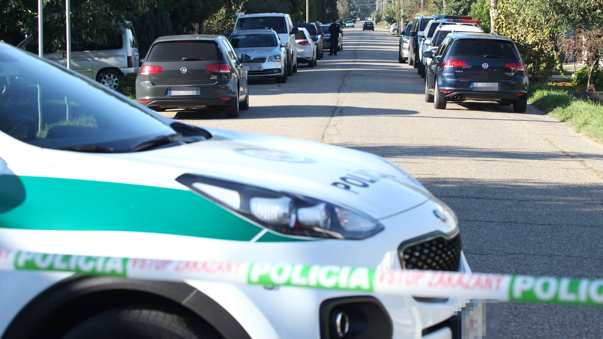 zásah polície, polícia, policajné auto, policajná páska