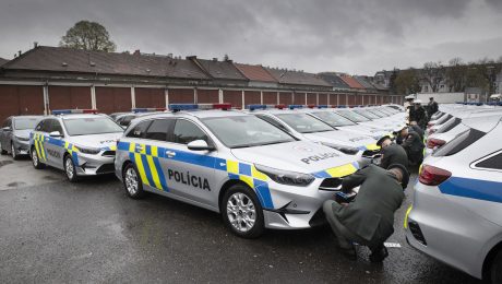 R. Mikulec odovzdal prvých 37 áut v novom dizajne, pôjdu najmä policajtom