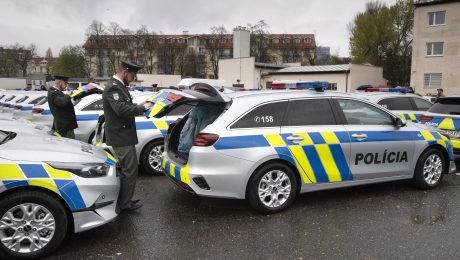 R. Mikulec odovzdal prvých 37 áut v novom dizajne, pôjdu najmä policajtom