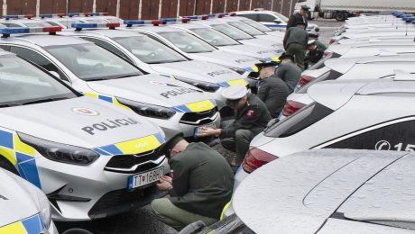 R. Mikulec odovzdal prvých 37 áut v novom dizajne, pôjdu najmä policajtom