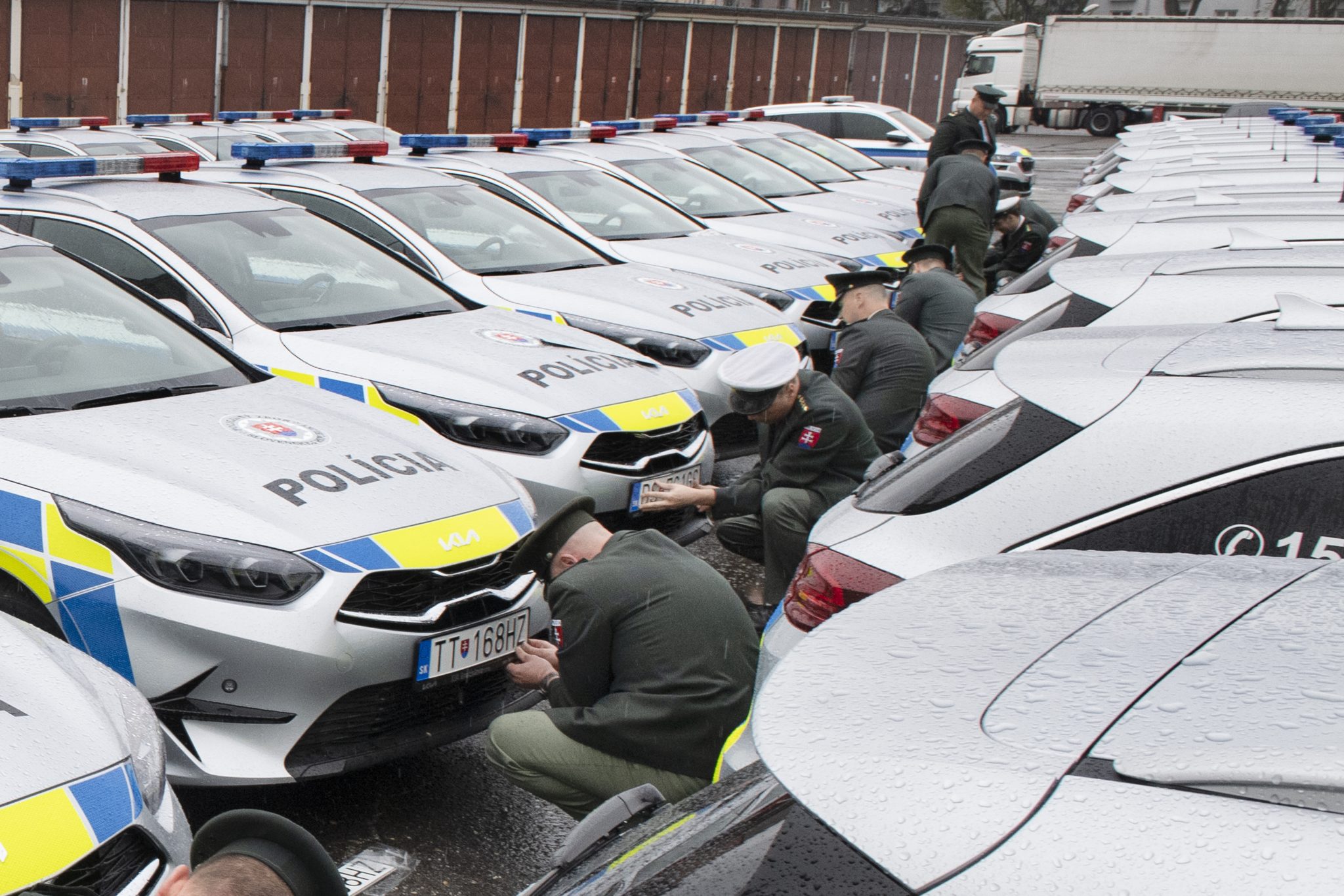 R. Mikulec odovzdal prvých 37 áut v novom dizajne, pôjdu najmä policajtom