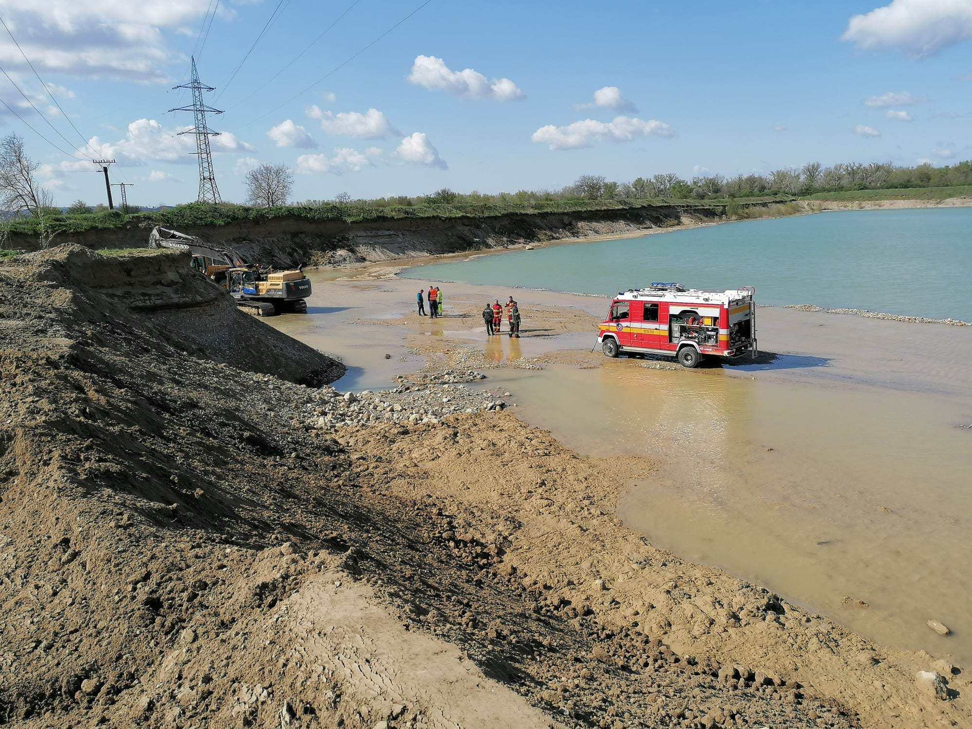 Veľká záchranárska akcia na štrkovisku.