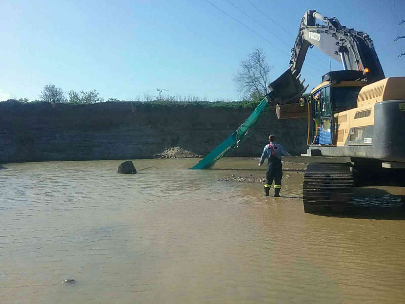 HaZZ: Veľká záchranárska akcia na štrkovisku. Z potopeného bagra vyslobodzujú robotníka.