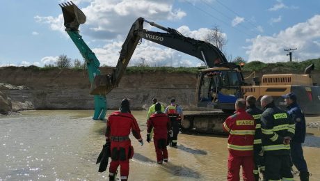 HaZZ: Veľká záchranárska akcia mala smutný koniec.kovisku. Z potopeného bagra vyslobodzujú robotníka.