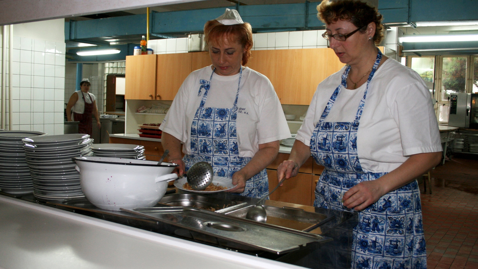 Kuchárky v školskej jedálni