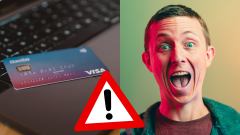 Platobná karta a prekvapený muž