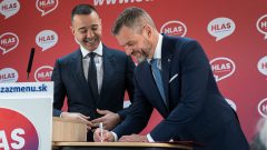 Peter Pellegrini a Tomáš Drucker podpisujú dohodu