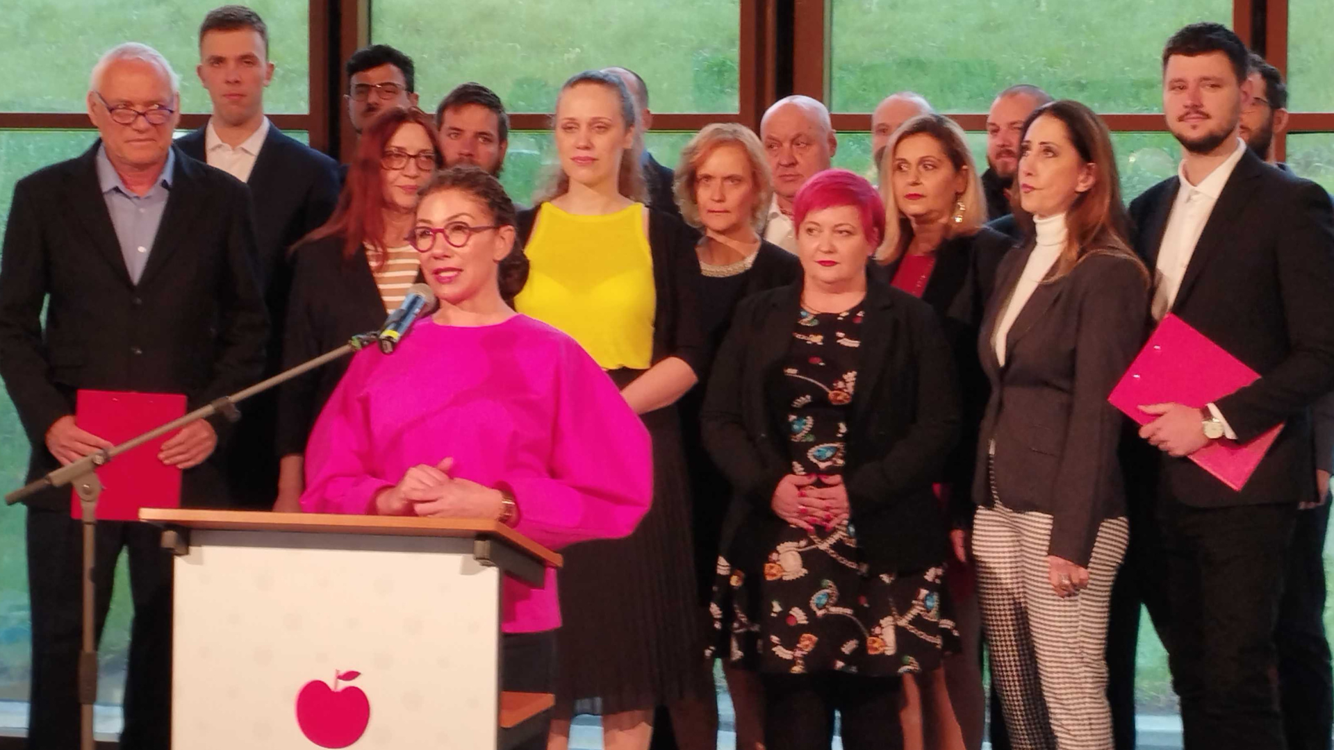 Lucia Ďuriš Nicholsonová a Jablko