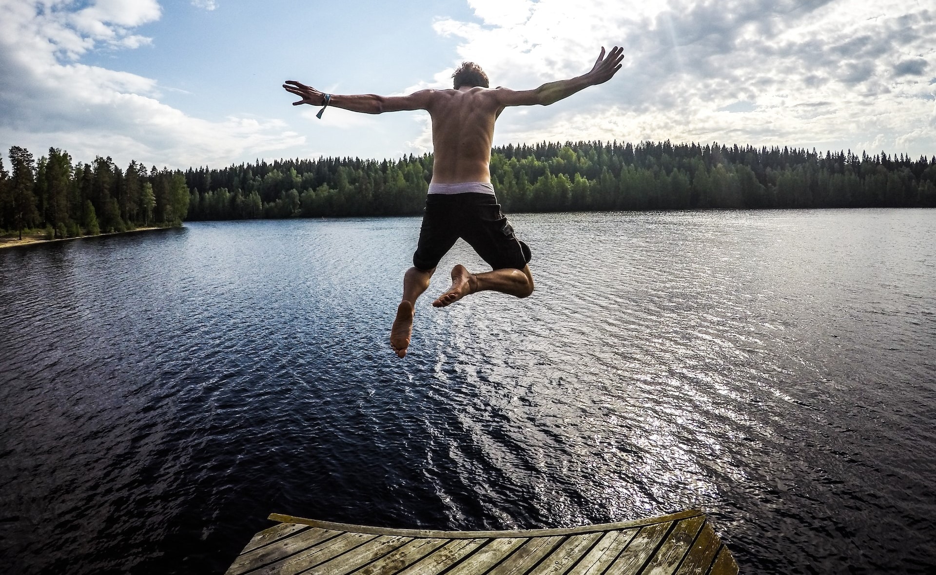 Muž, ktorý skáče do jazera