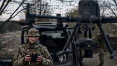 ukrajinský vojak a dron