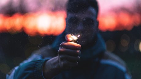 muž drží zapalovač