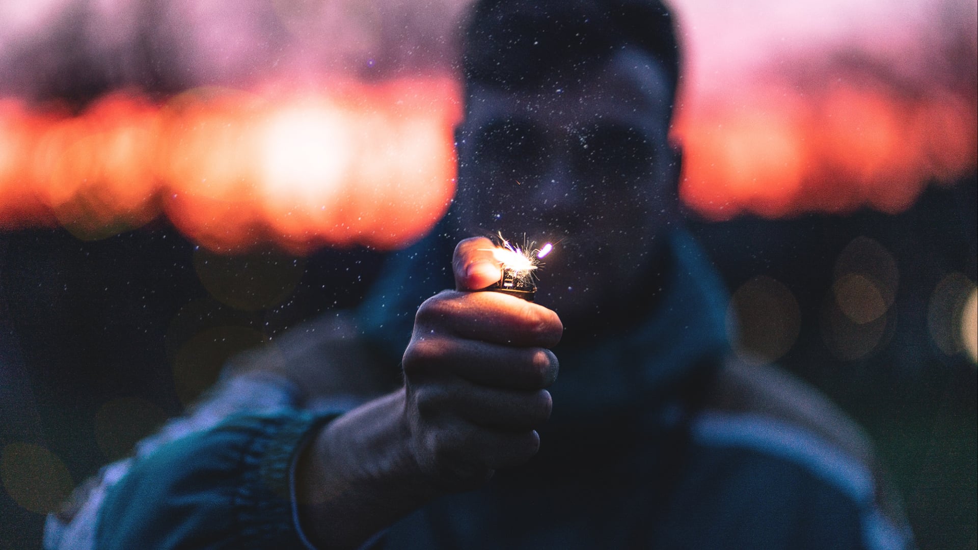 muž drží zapalovač