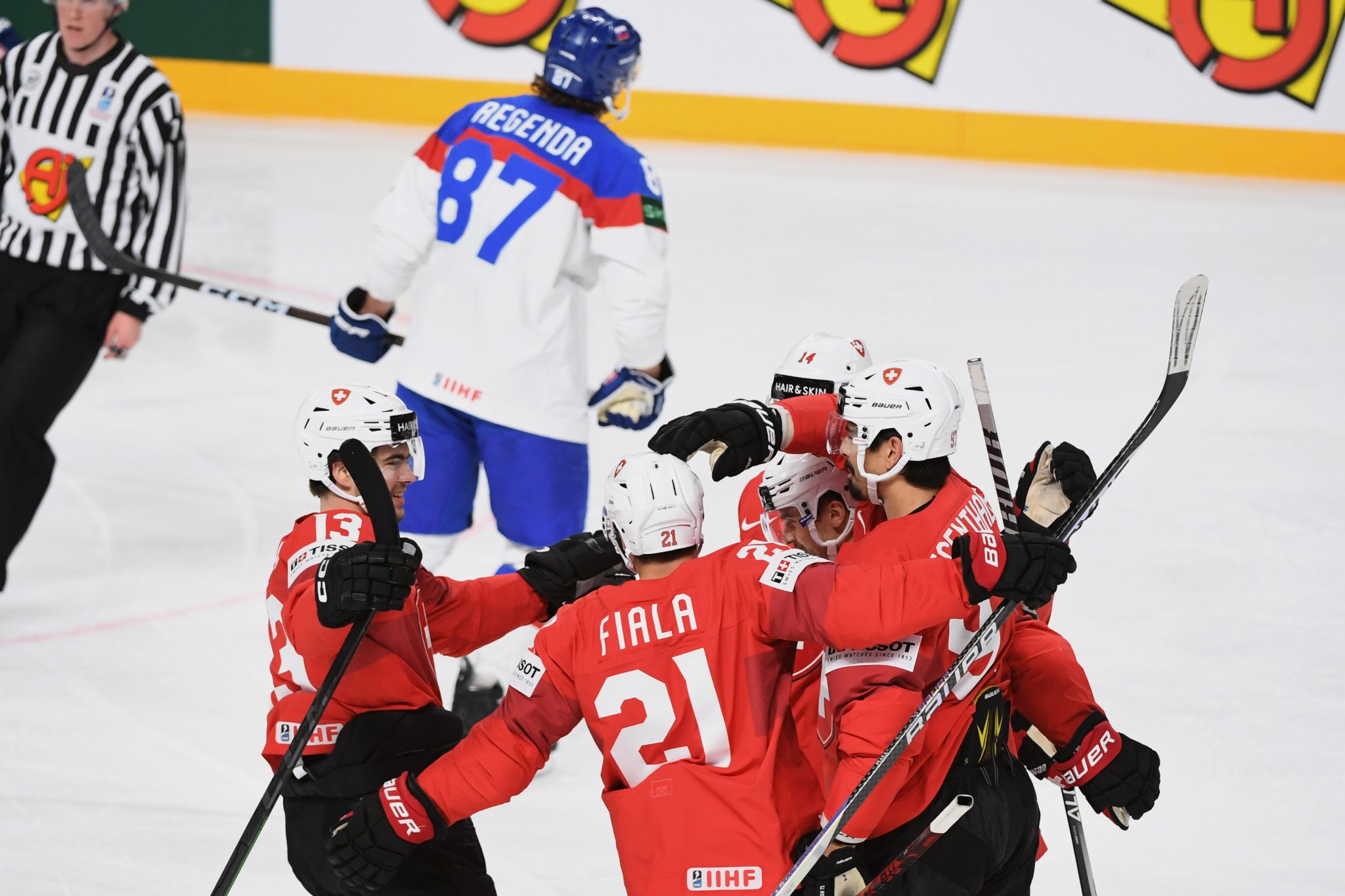 Švajčiarski hokejisti oslavujú gól proti Slovensku