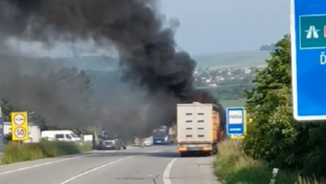Hrozivý požiar kamióna na východe Slovenska: Prevážal živé kurčatá