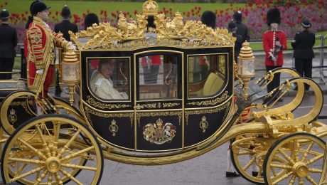 KAROL III. S MANŽELKOU sedia v diamantovom koči