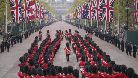 Príslušníci Kráľovskej stráže pochodujú po bulvári The Mall