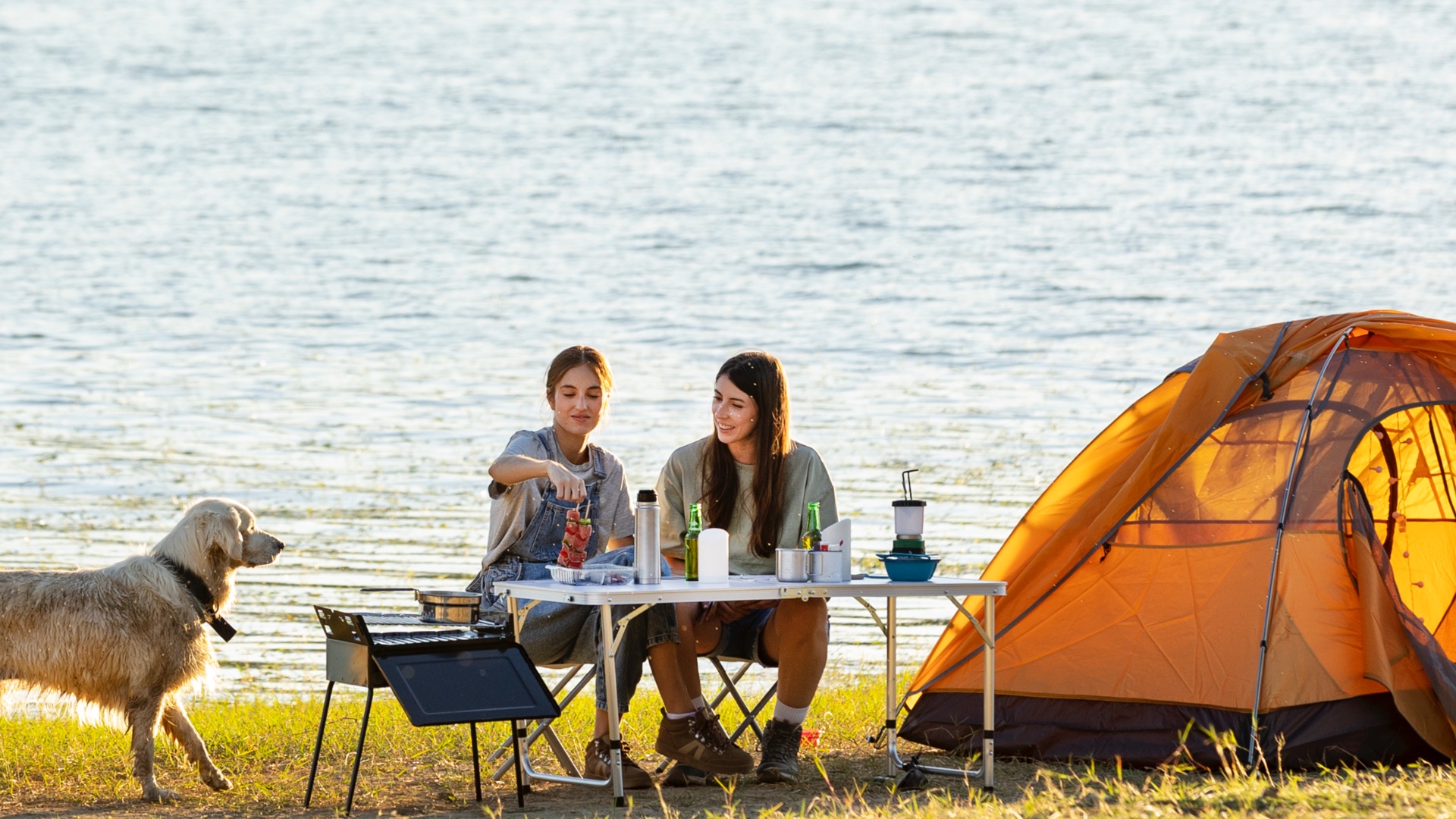 Kempovanie pri jazere.