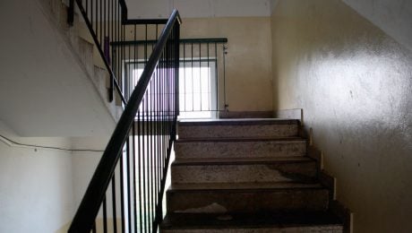 Na snímke je chodba v starom paneláku.