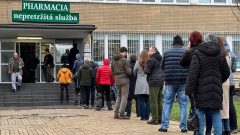 Na snímke ľudia čakajú v rade pred Univerzitnou lekárňou v Ružinove