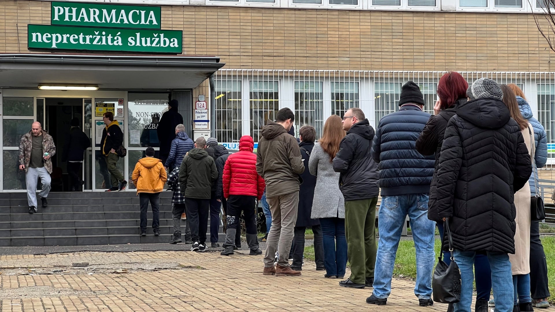 Na snímke ľudia čakajú v rade pred Univerzitnou lekárňou v Ružinove