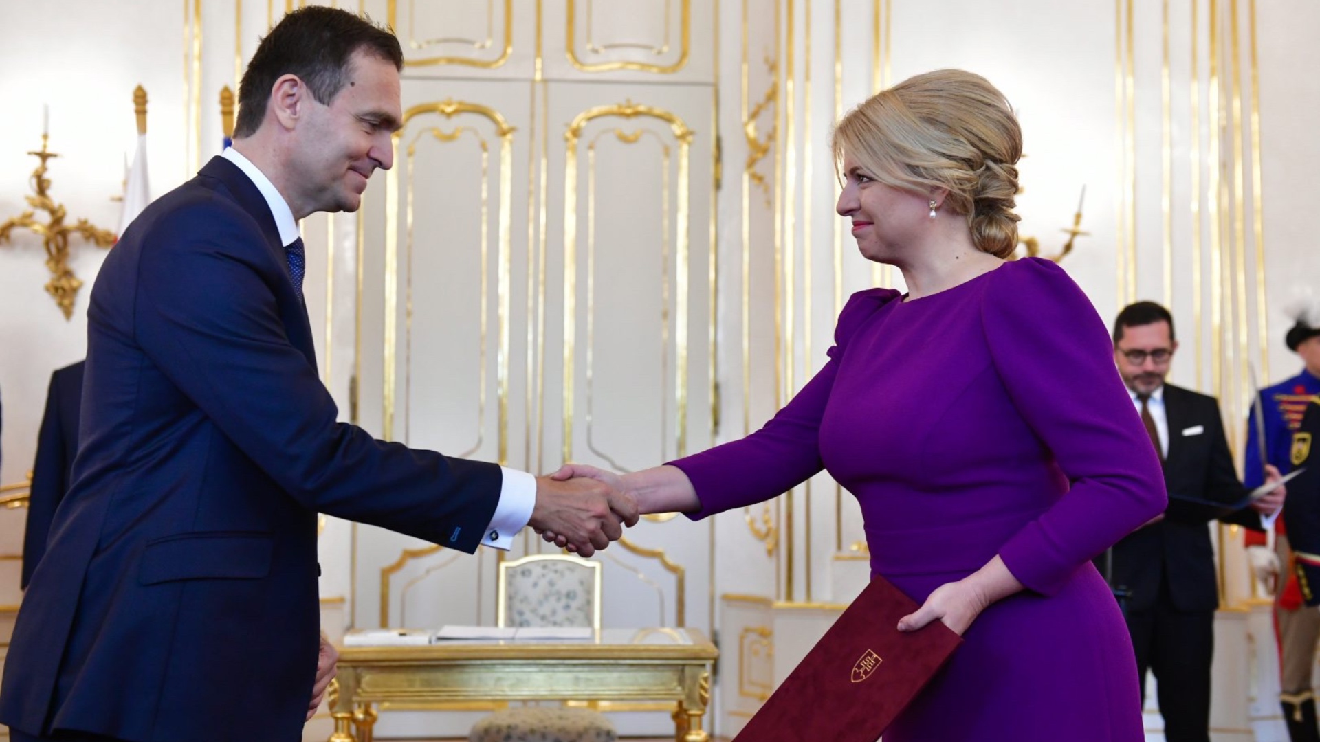 Na snímke prezidentka SR Zuzana Čaputová (vpravo), ktorá vymenovala Ľudovíta Ódora (vľavo) za predsedu vlády odborníkov v Prezidentskom paláci v Bratislave v pondelok 15. mája 2023