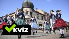 Na snímke krojovaný sprievod pred začiatkom otváracieho ceremoniálu z Kostolného námestia smerom k tribúne pred mestským úradom v Michalovciach.