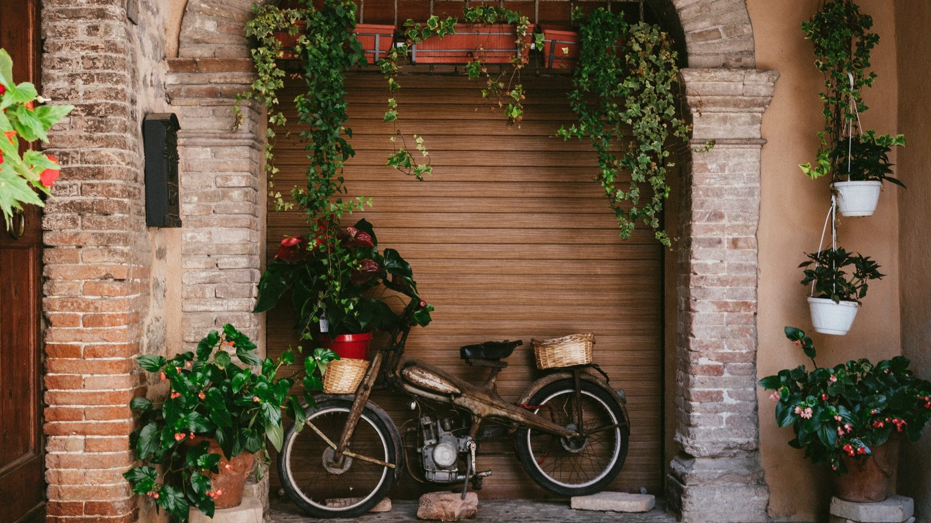 Talianska ulička s bicyklom
